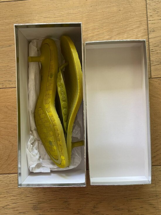 Sigerson Morrison Shoes - Sigerson Morrison Lime Green Thong Sandals - Size 9,